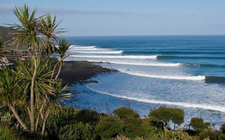 One dead, one missing after swept off rocks at Raglan