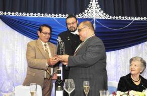 Heart-warming gesture to Sir Anand