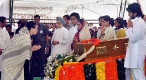 PM, Sonia attend Vilasrao funeral