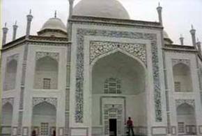 Agra gives thumbs down to Taj in Dubai