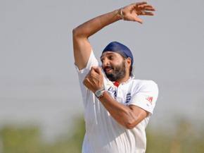 India suffer batting collapse against England