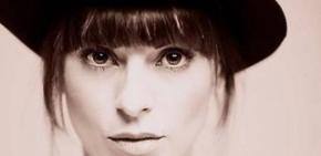 Review: Singing along with Carly
