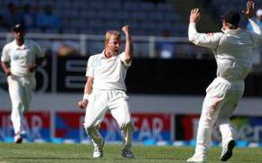 Dhoni fails to take India across the line