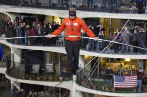 Wallenda blindfold walks tightrope between Chicago towers
