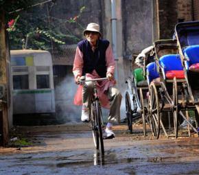 Amitabh cycles in Kolkata, says city holds 'special place'