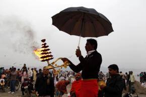 India welcomes 2015 with parties, prayers, charity
