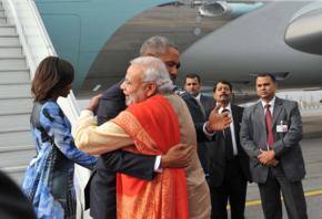 Obama in India, received with hug by Modi