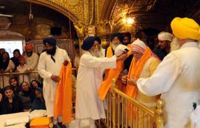Modi prays at Golden Temple, visits Jallianwala Bagh
