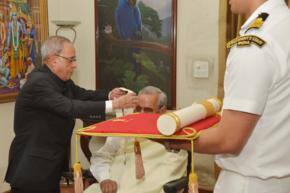 President confers Bharat Ratna on Vajpayee at his home