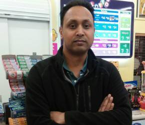 Indian store owner foils robbery bid