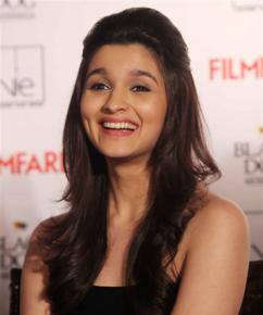 Not standing opposite Kareena in Udta Punjab: Alia Bhatt