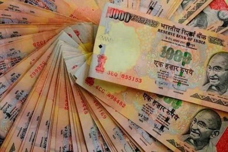 Modi surprises nation again, bans Rs 500 and 1000 denominations
