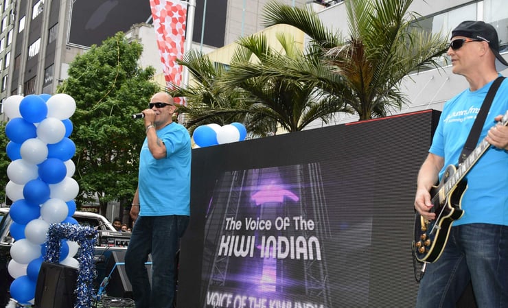 Humm FM debuts at Farmers Santa Parade