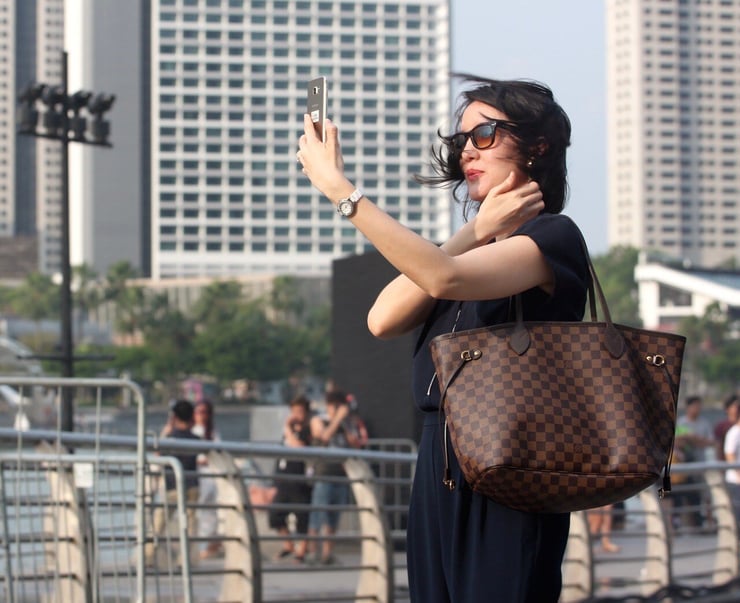 Indian women more hooked to smartphones than men: Report