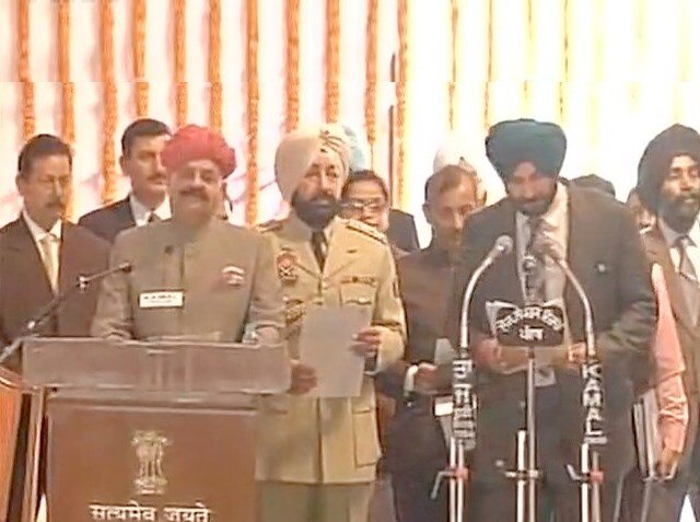 Amarinder sworn-in as Punjab CM, 9 ministers inducted