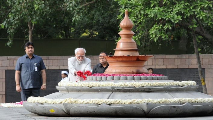President, Gandhis pay tributes to Rajiv
