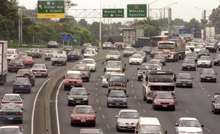 Police warn against dangers of throwing objects from motorway overbridges