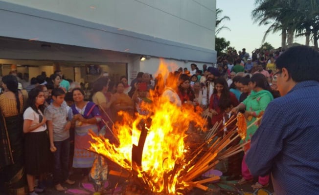 Hundreds gather for Lohri at Bhartiya Mandir