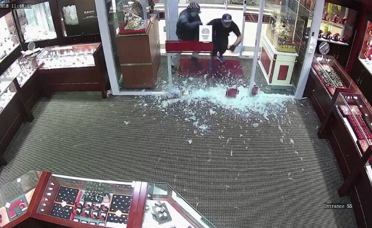 Mt Roskill jewellery shop robbed in broad daylight