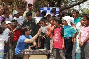 Vivek Oberoi cuts green cake