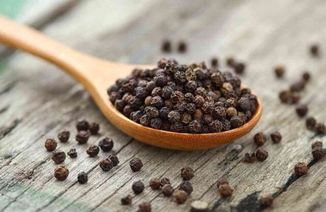 Add pinch of pepper in your plate to lose weight