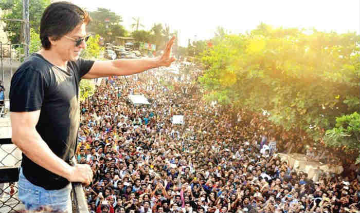 On 58th birthday, SRK makes special midnight appearance